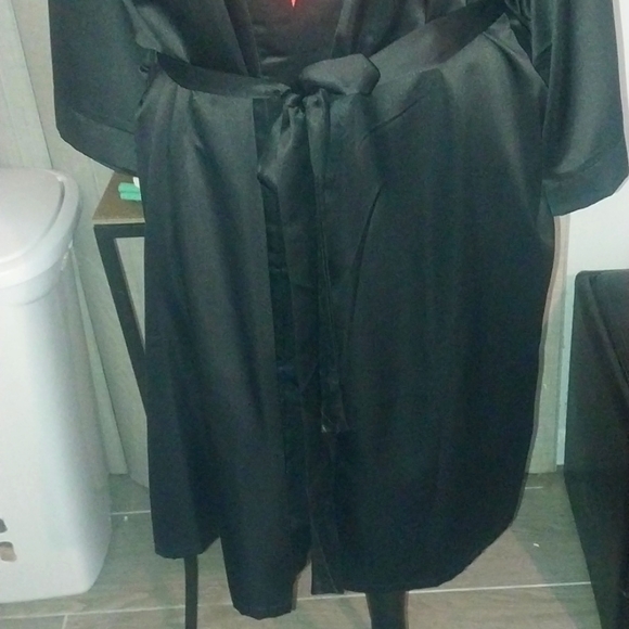 black satin robe - Picture 4 of 8